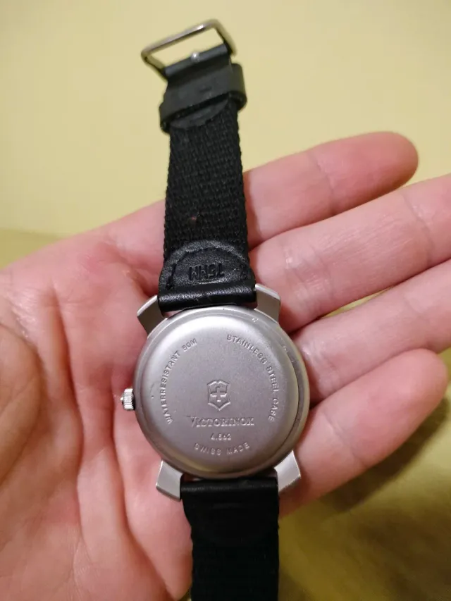 Reloj Victorinox Negro y Plateado