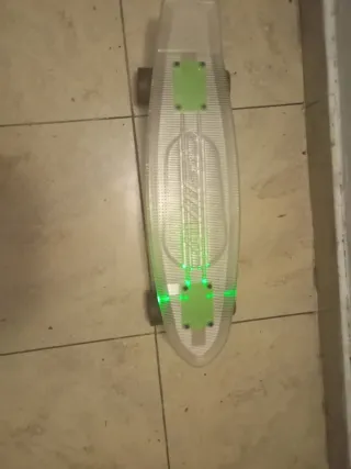 Skate transparente con luces LED
