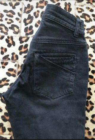 Pantaloni neri con ricamo