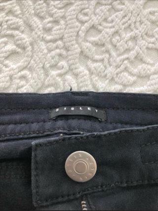 Pantaloni neri con ricamo