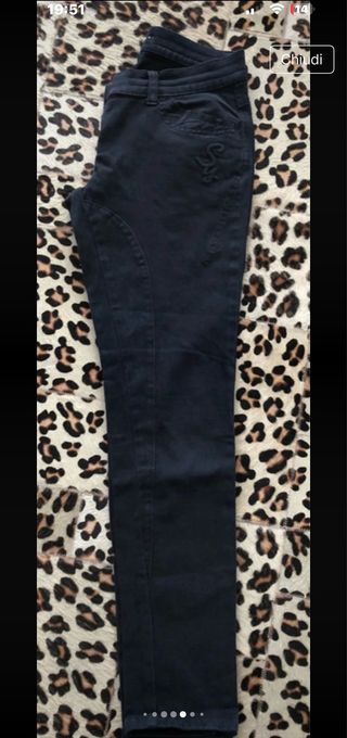 Pantaloni neri con ricamo