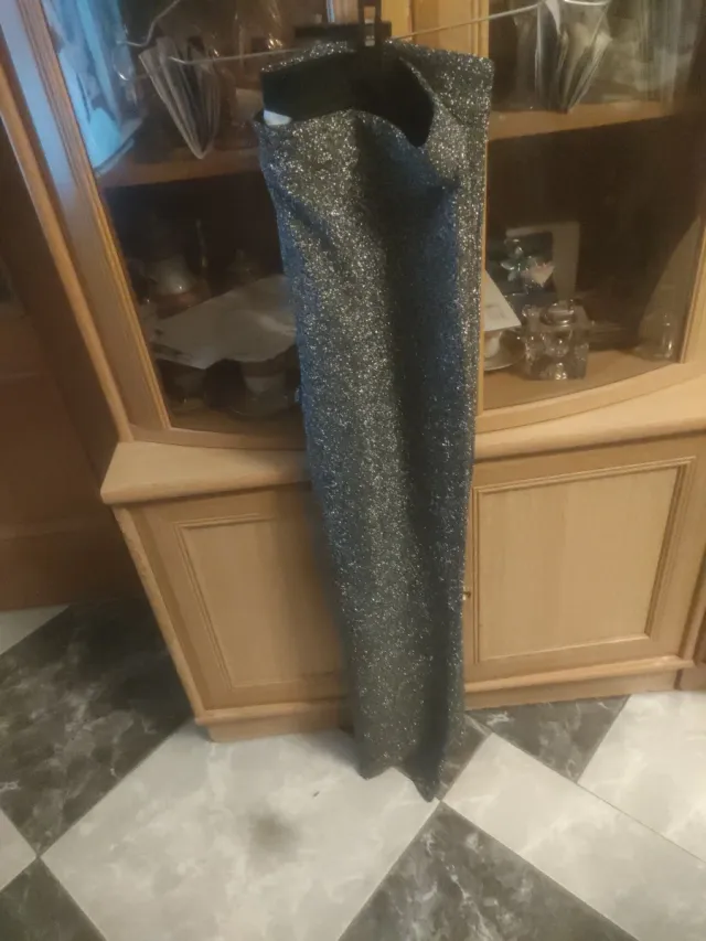 Pantalón de vestir plateado y negro.para fiestas..