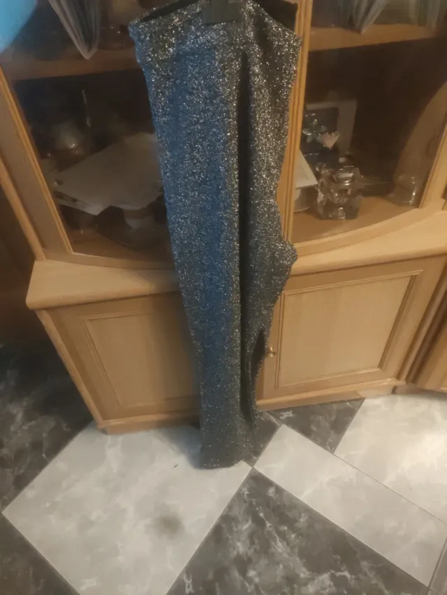 Pantalón de vestir plateado y negro.para fiestas..