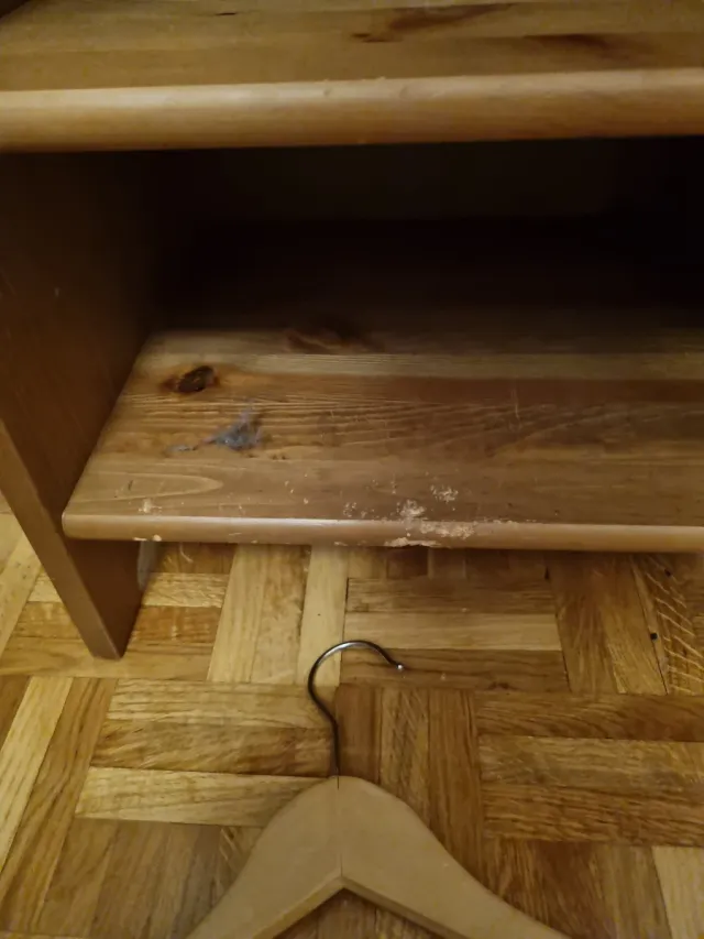 Mesita de noche de madera