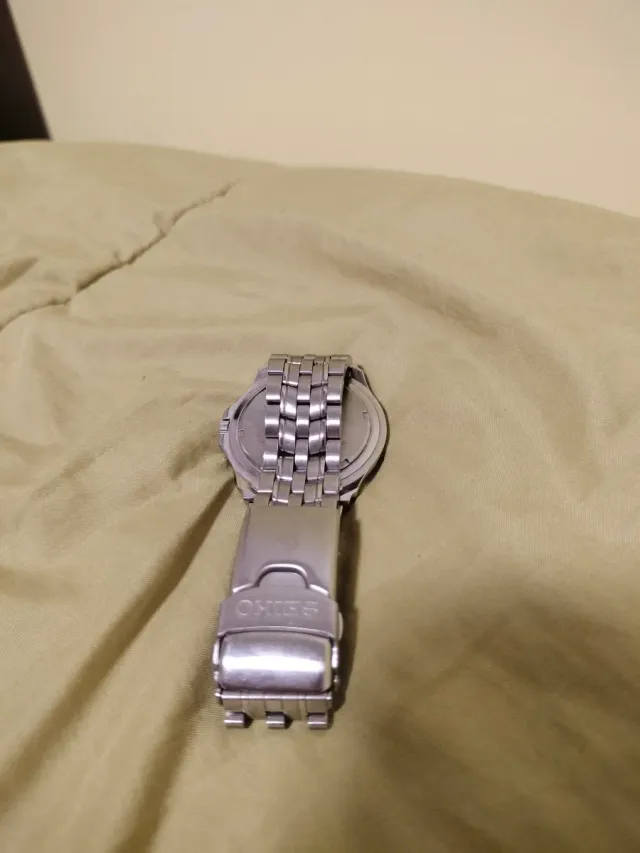 Reloj Seiko SQ100 Plata y Blanco