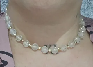 Collar de perlas blancas y doradas