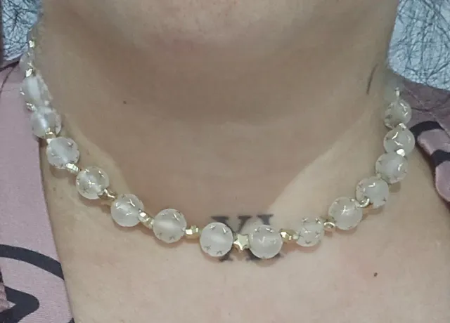 Collar de perlas blancas y doradas