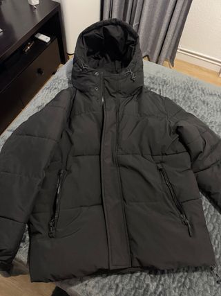 Chaqueta negra acolchada con capucha
