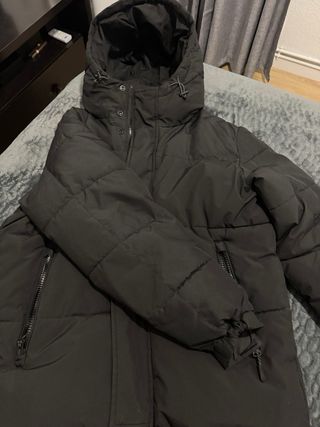 Chaqueta negra acolchada con capucha