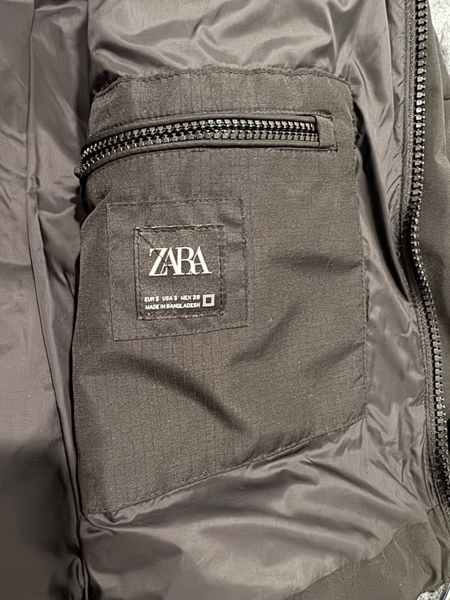 Chaqueta negra acolchada con capucha