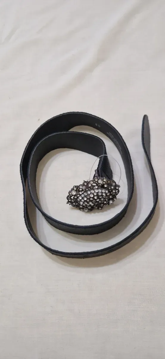 Cinturón negro con broche plateado