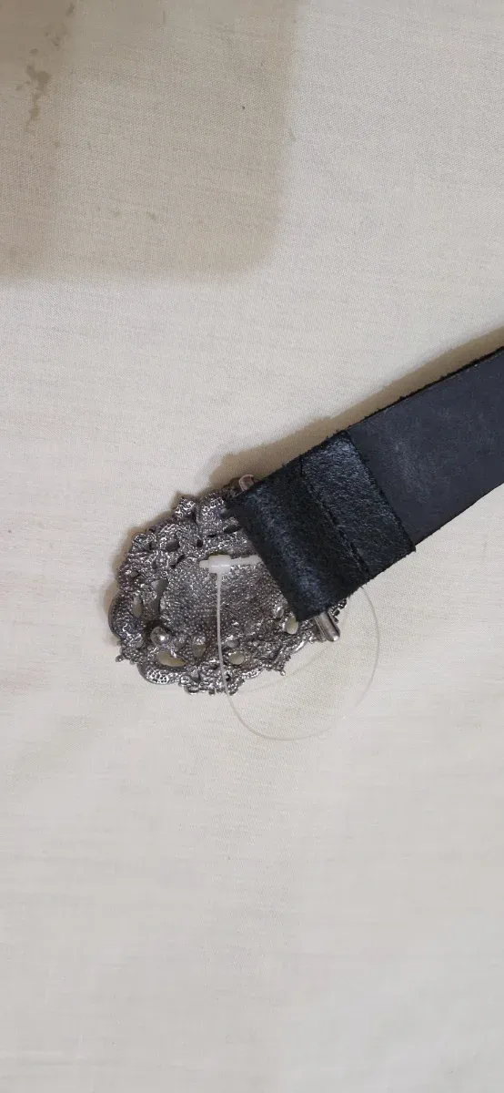 Cinturón negro con broche plateado