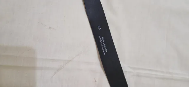 Cinturón negro con broche plateado