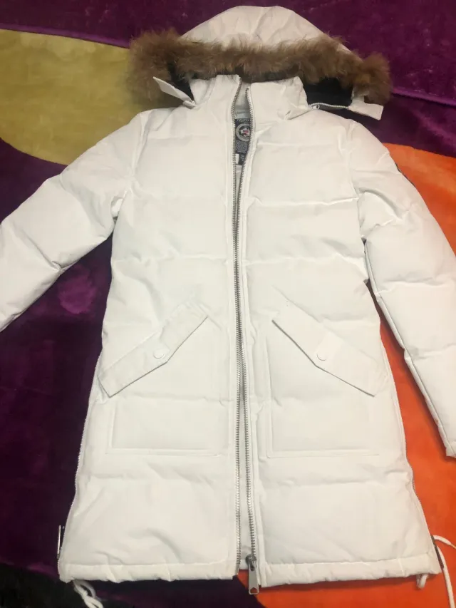 Chaqueta blanca con capucha y pelo