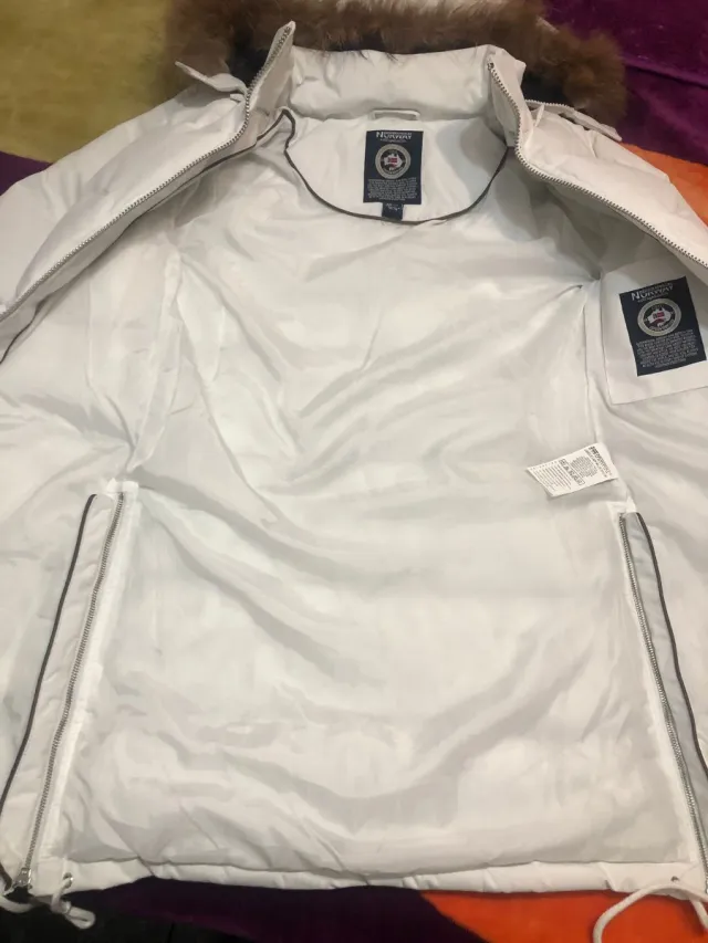 Chaqueta blanca con capucha y pelo