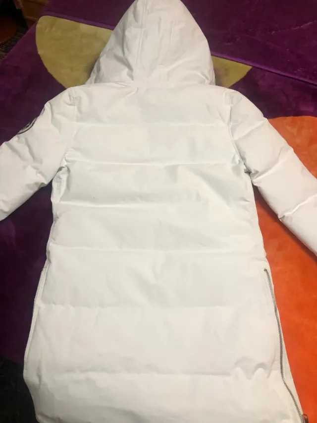 Chaqueta blanca con capucha y pelo