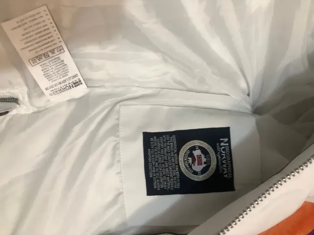 Chaqueta blanca con capucha y pelo