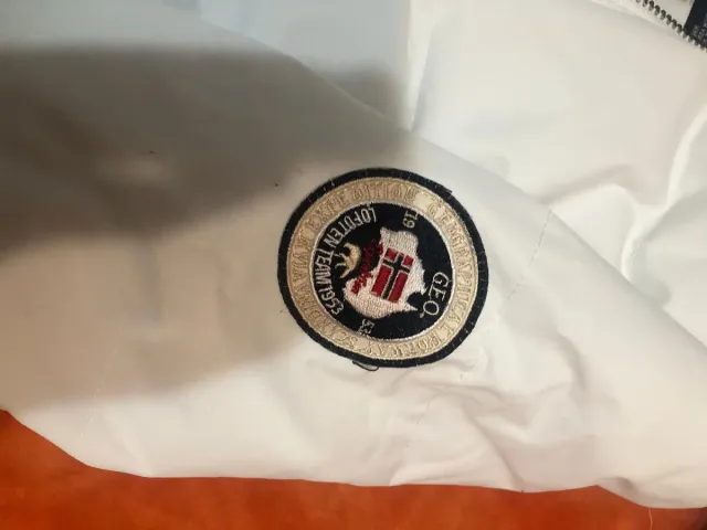 Chaqueta blanca con capucha y pelo