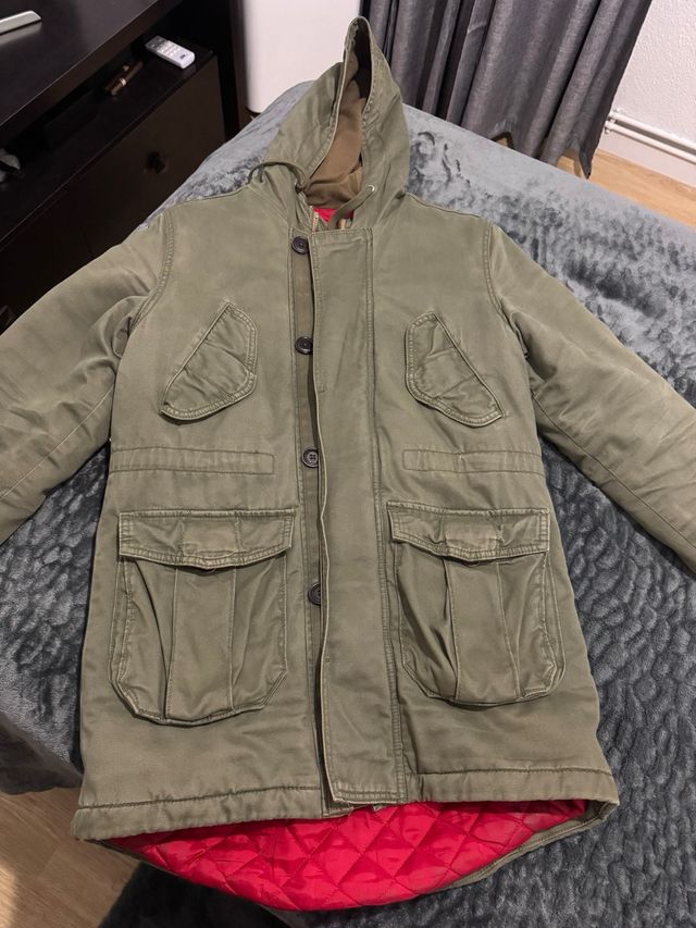 Chaqueta verde con forro rojo