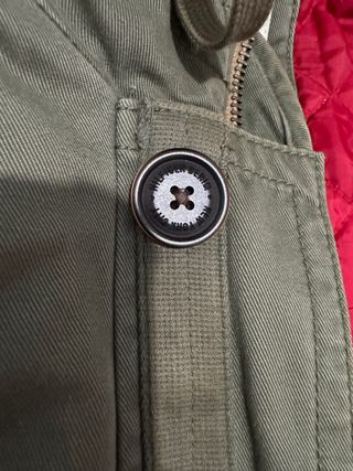 Chaqueta verde con forro rojo