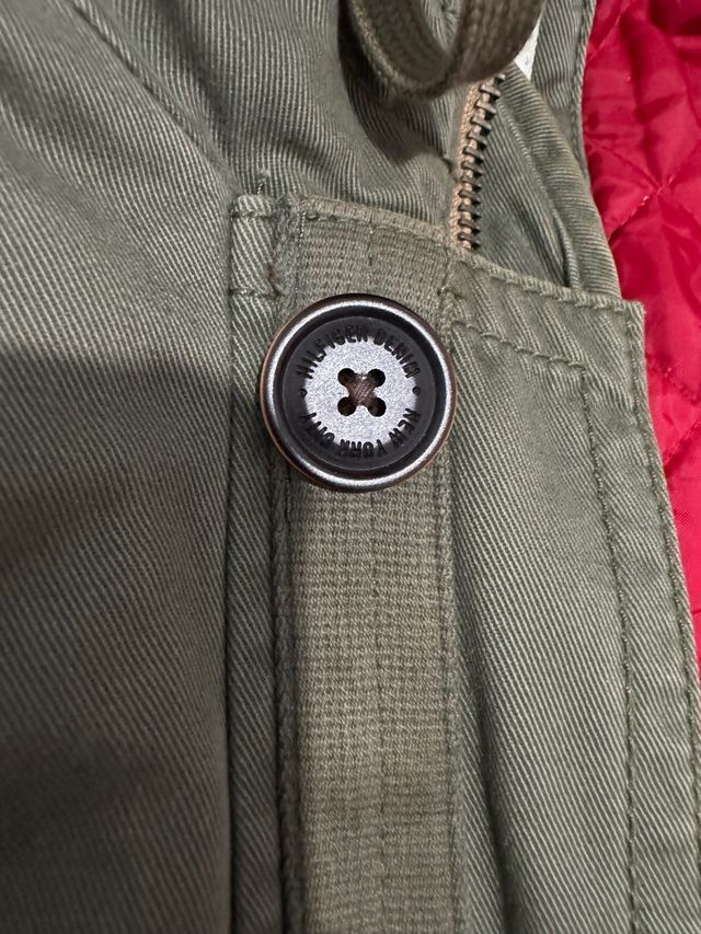 Chaqueta verde con forro rojo