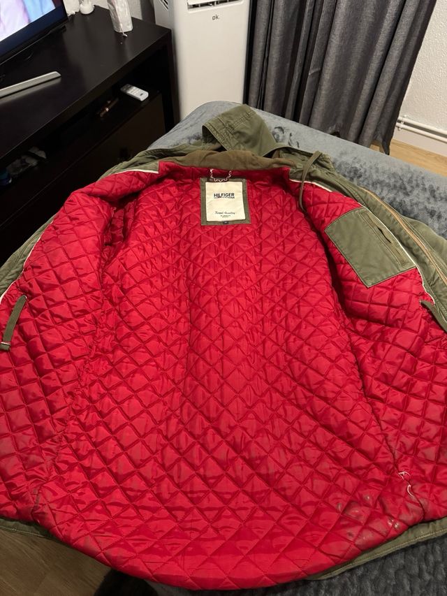 Chaqueta verde con forro rojo