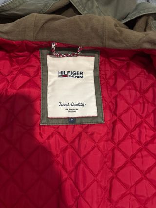 Chaqueta verde con forro rojo