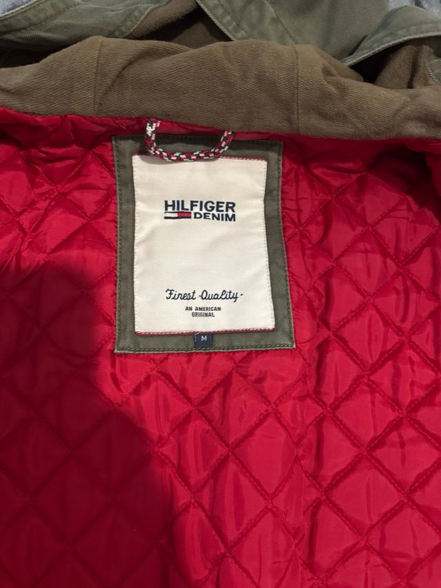 Chaqueta verde con forro rojo