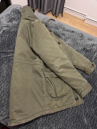 Chaqueta verde con forro rojo