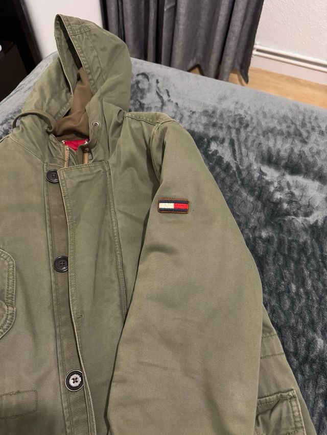 Chaqueta verde con forro rojo