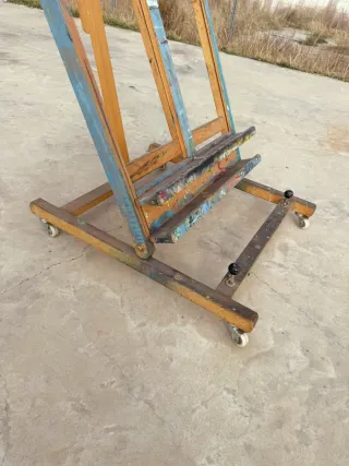 Caballete de madera con ruedas para pintar