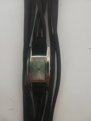 Reloj de pulsera mujer negro y dorado