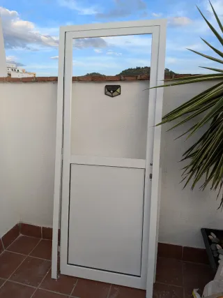 Balconera aluminio blanca abatible con cerradura