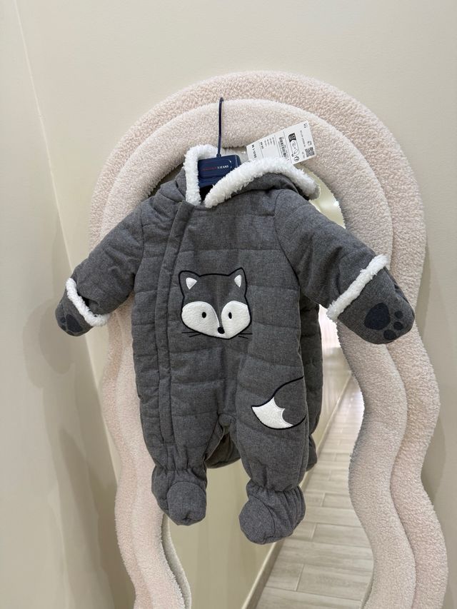 Mono bebé gris con capucha y orejas