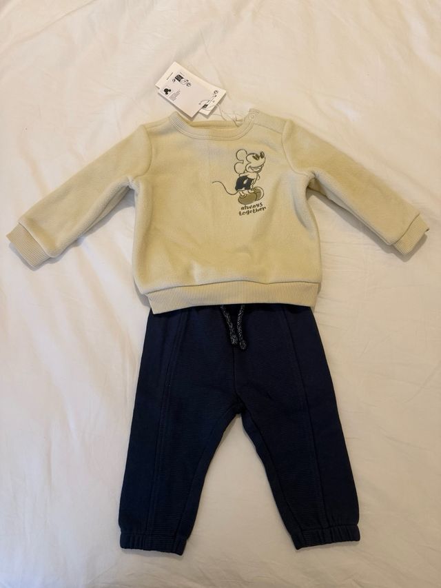 Mono bebé gris con capucha y orejas