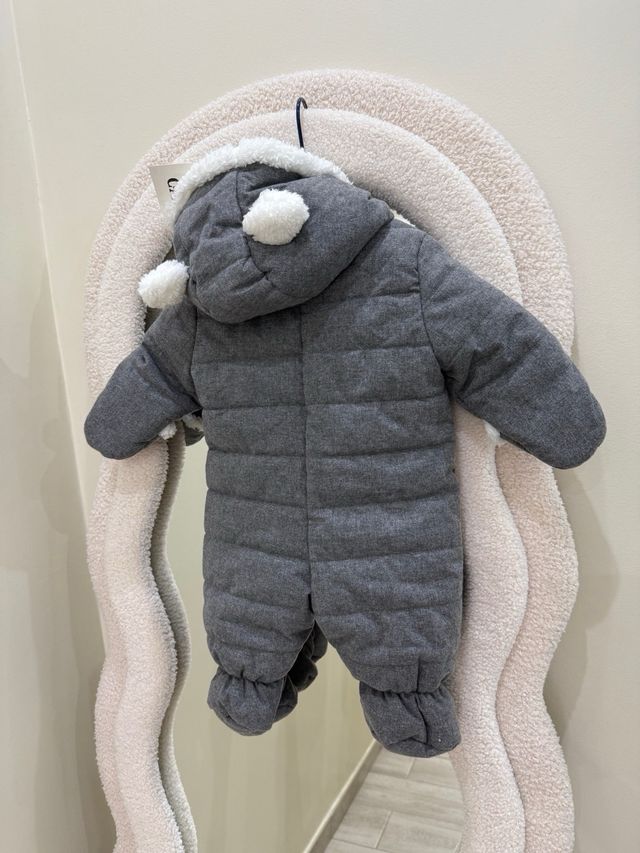 Mono bebé gris con capucha y orejas