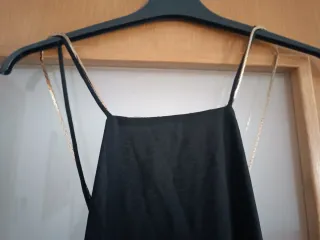 Vestido fiesta negro tirantes cadena dorada