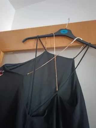 Vestido fiesta negro tirantes cadena dorada