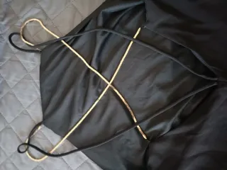 Vestido fiesta negro tirantes cadena dorada