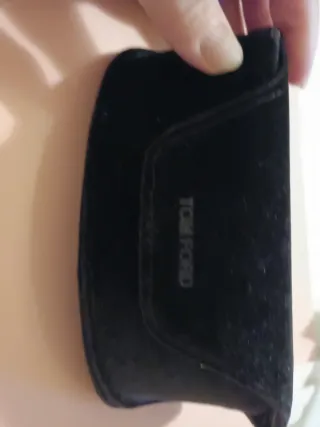 Funda de gafas Tom Ford negra de terciopelo.