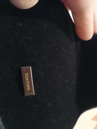 Funda de gafas Tom Ford negra de terciopelo.