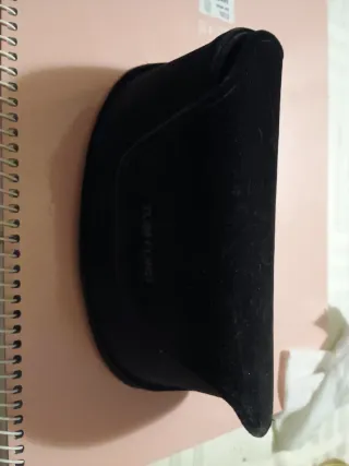 Funda de gafas Tom Ford negra de terciopelo.
