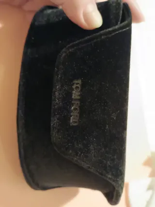 Funda de gafas Tom Ford negra de terciopelo.