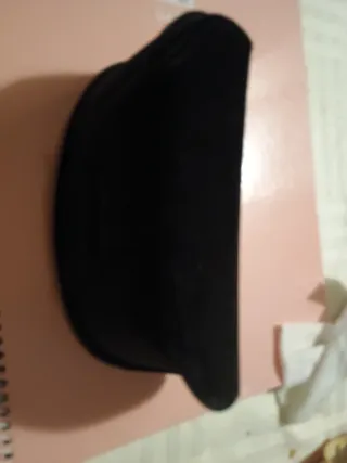 Funda de gafas Tom Ford negra de terciopelo.