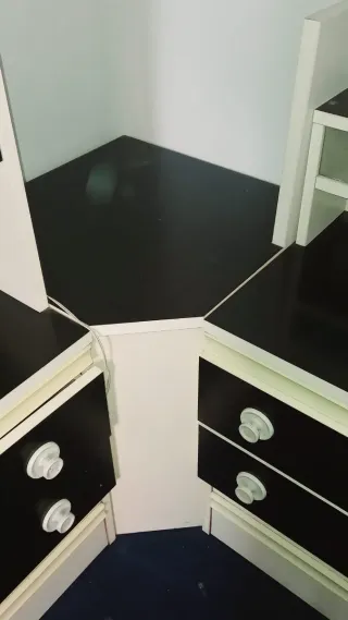 Escritorio y mesita de noche