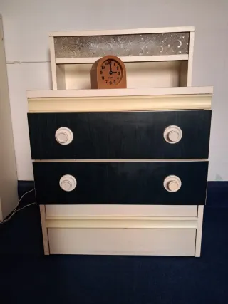 Escritorio y mesita de noche