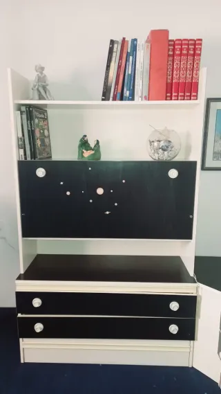 Escritorio y mesita de noche