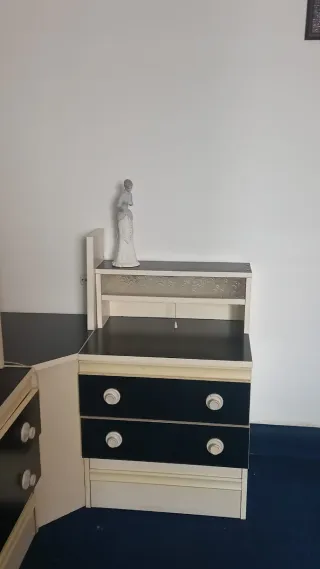 Escritorio y mesita de noche