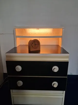 Escritorio y mesita de noche