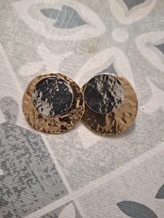 Pendientes circulares dorados y plateados